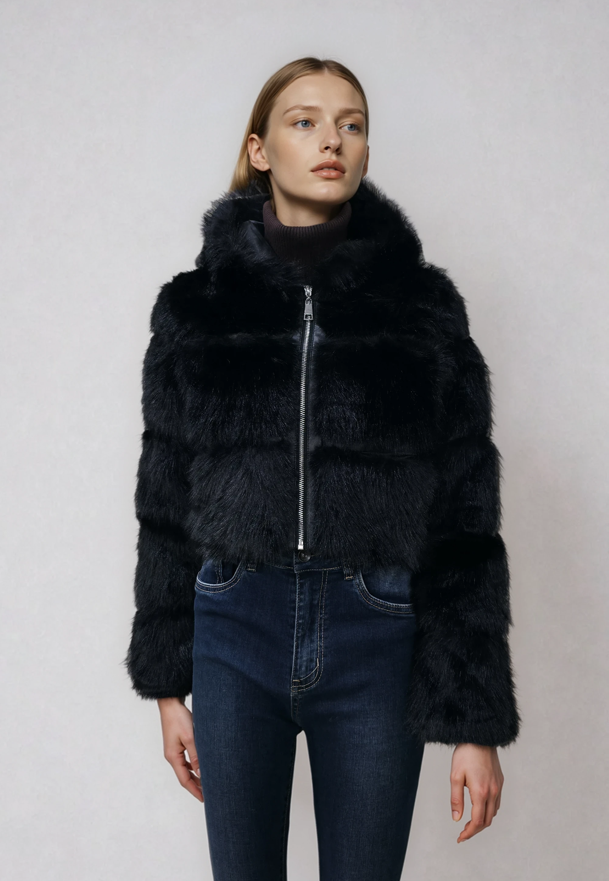 Γυναικείο Κοντό Puffer Μπουφάν από Συνθετική Γούνα (Faux Fur) με Κουκούλα